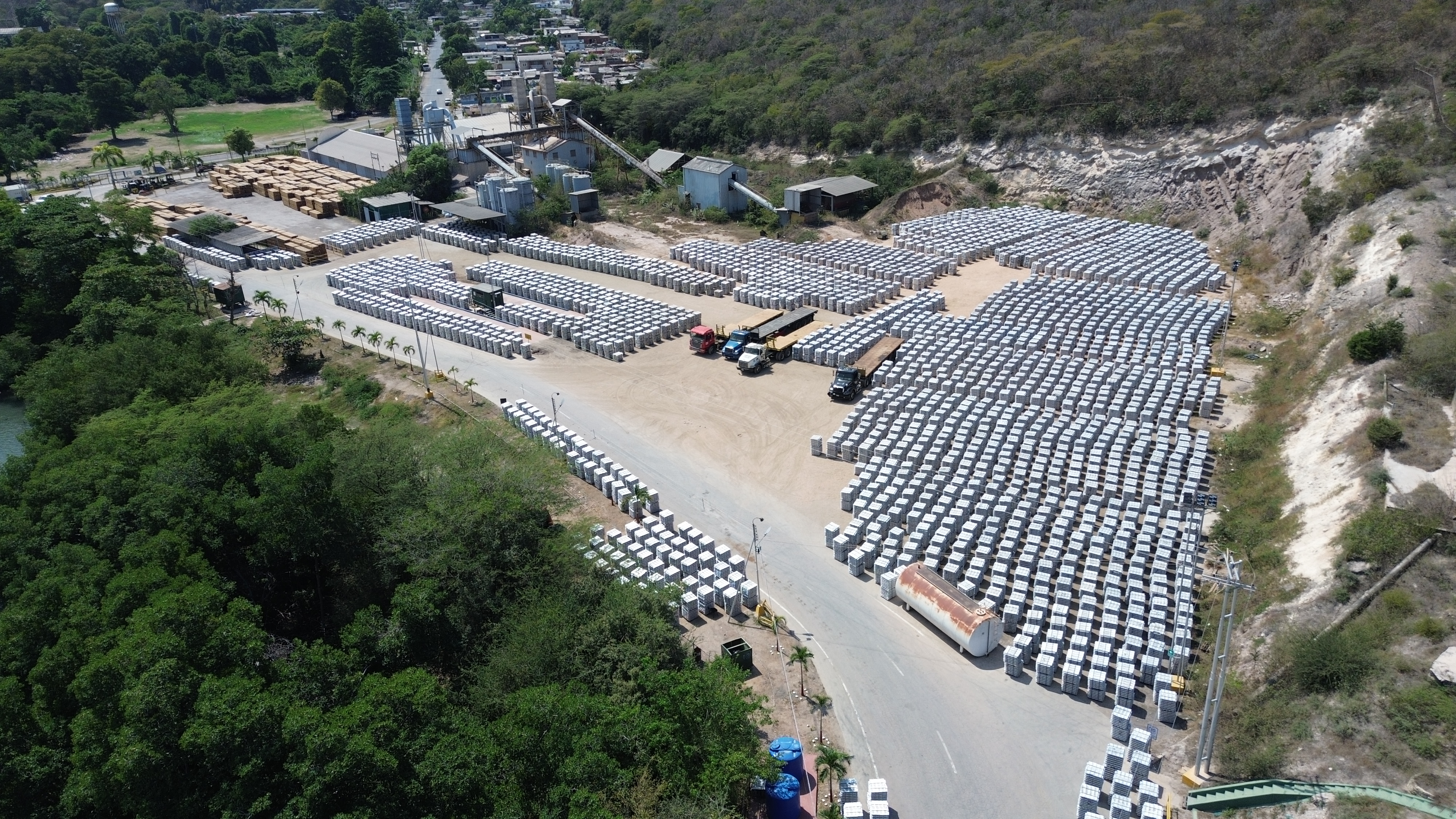 Campo con sacas de aluminio
